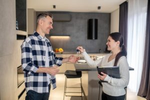 Agente de bienes ra&iacute;ces entregando apartamento a cliente