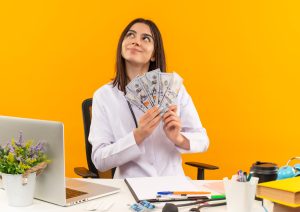Chica mostrando abanico de billetes en su trabajo 