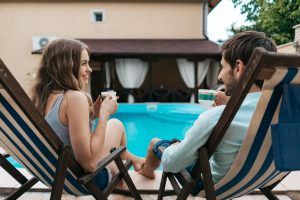 Pareja en &aacute;rea social de edificio